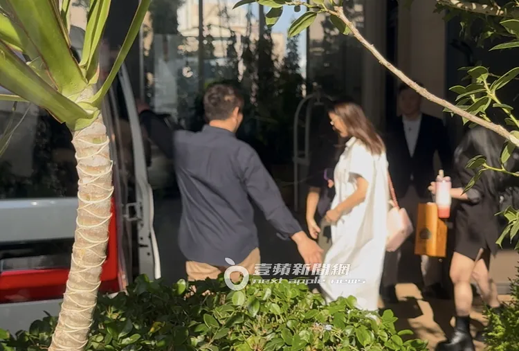 林心如坐上白色保母車離開。特勤中心攝