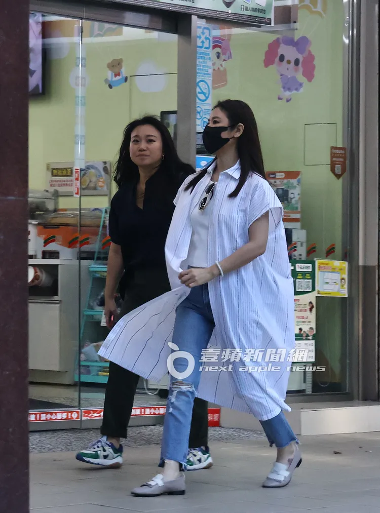 林心如（右）與助理走向國父紀念館旁的住商混合大樓處理事務。特勤中心攝