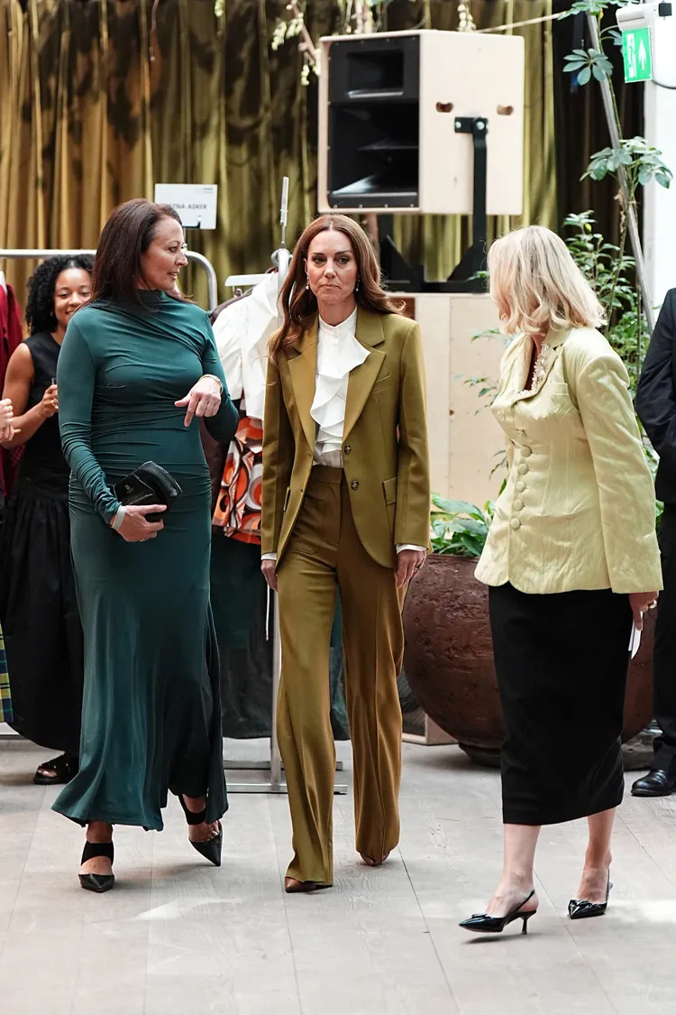 凱特穿著Victoria Beckham的品牌套裝，看來時尚又俐落。路透