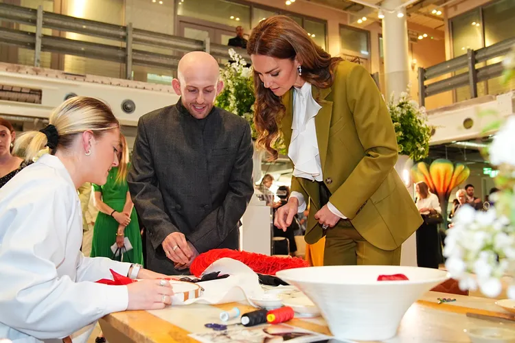 凱特與得主麥克道爾（中）參觀他的快閃工作室。路透