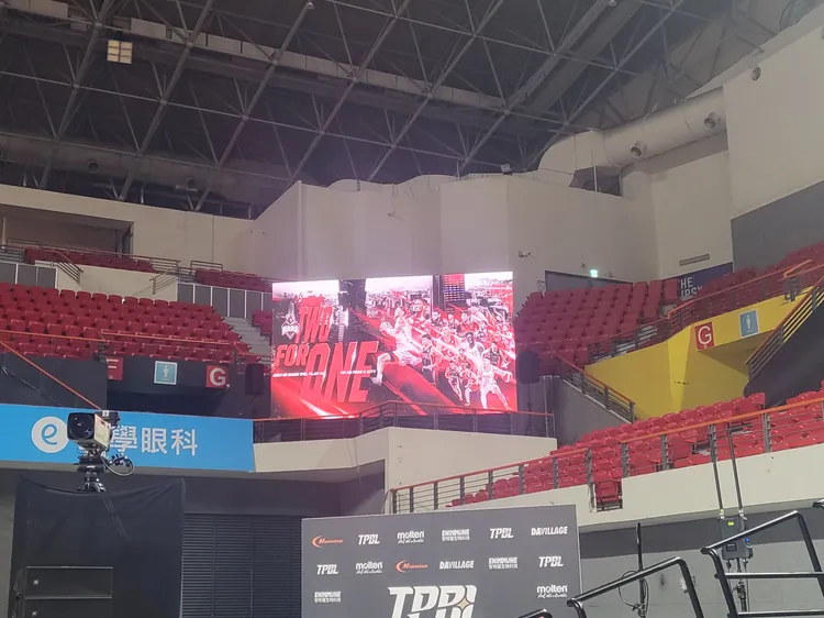 戰神只能使用自架的螢幕。