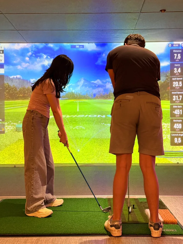 ee Time 開球俱樂部配備全球第一的18 洞模擬器技術 Golfzon、首座AI智慧模擬地形，精準還原真實球場體驗的智慧模擬器。業者提供