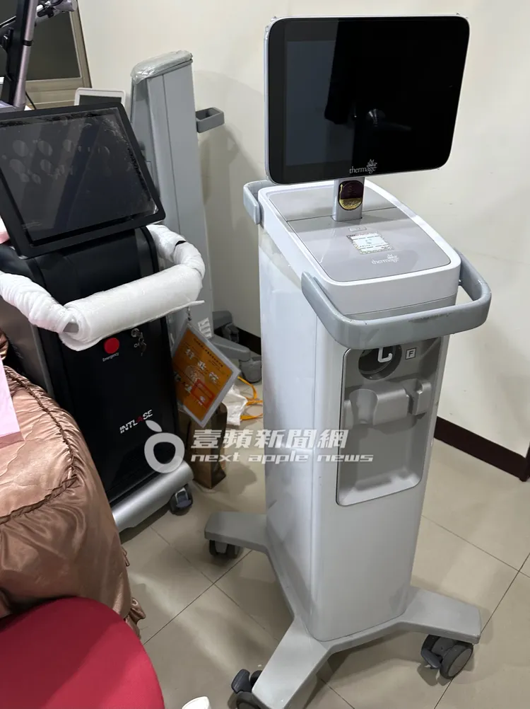 非法醫美個工，擺放超過10台時下最夯的醫療儀器，「鳳凰電波」機台也出現在工作室。特勤中心攝
