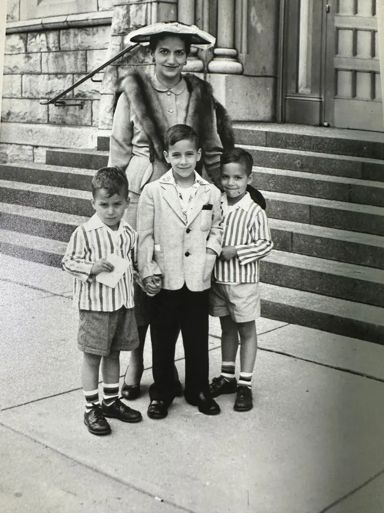 小時的教宗（前排左）與母親米爾德麗德、兩位哥哥合影。翻攝CNN