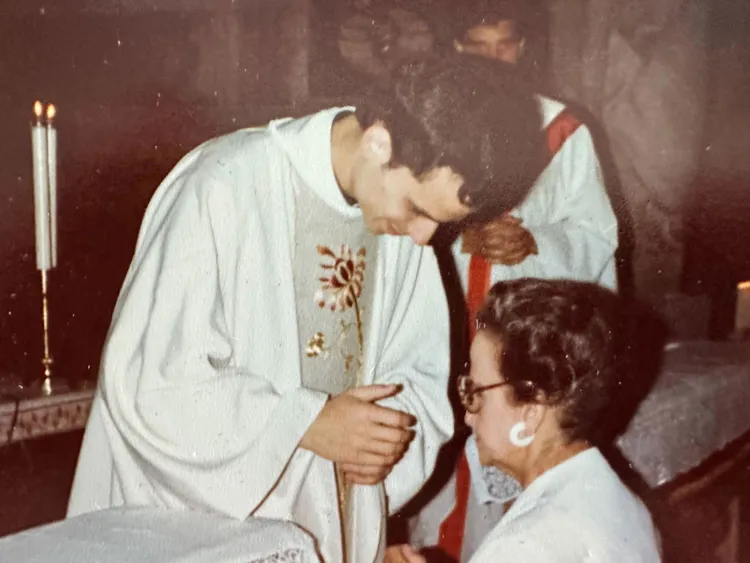 羅伯特在晉鐸成為神父後為母親祝福。翻攝CNN
