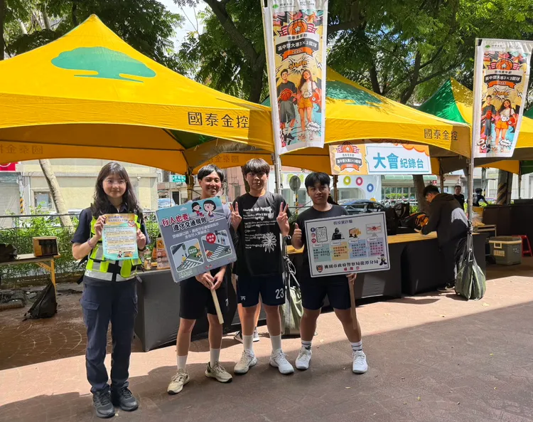 桃園市政府警察局龍潭分局徐警員到活動現場宣導反詐騙與交通安全。（圖/國泰金控提供）