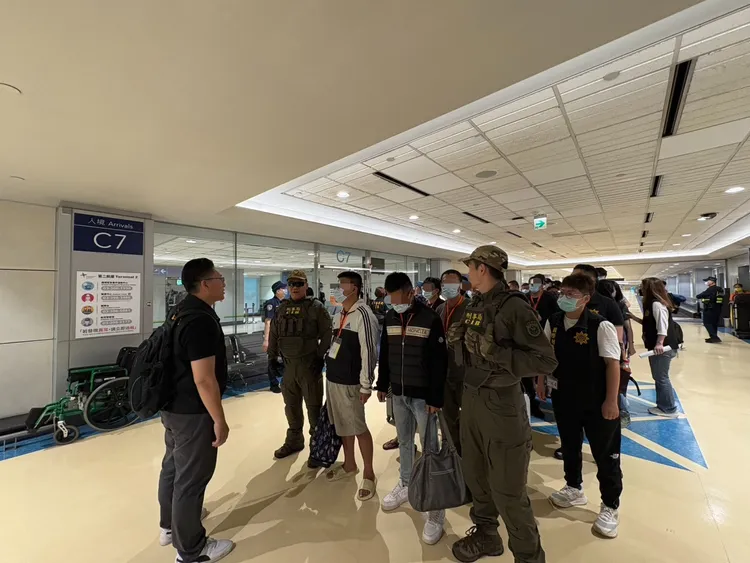 55名國人今晨返台。警方提供