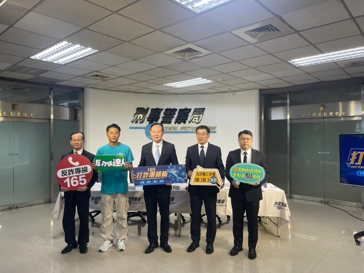 刑事局今天召開記者會，小刀（左二）到場。警方提供