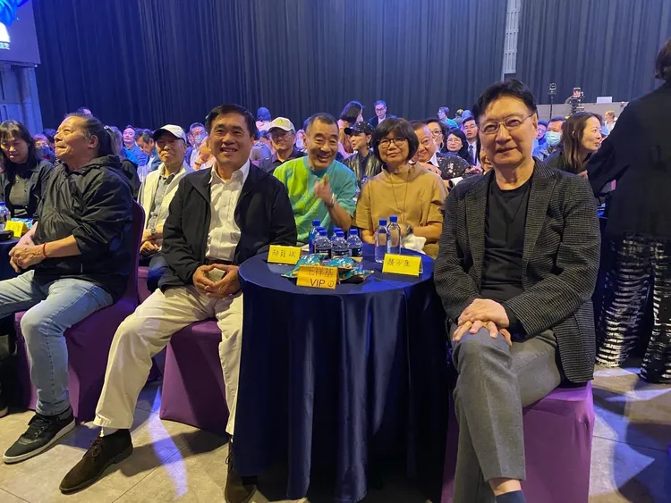 郝龍斌（前左）與趙少康（前右）皆是座上賓。圖／台北演藝經紀文化交流協會提供