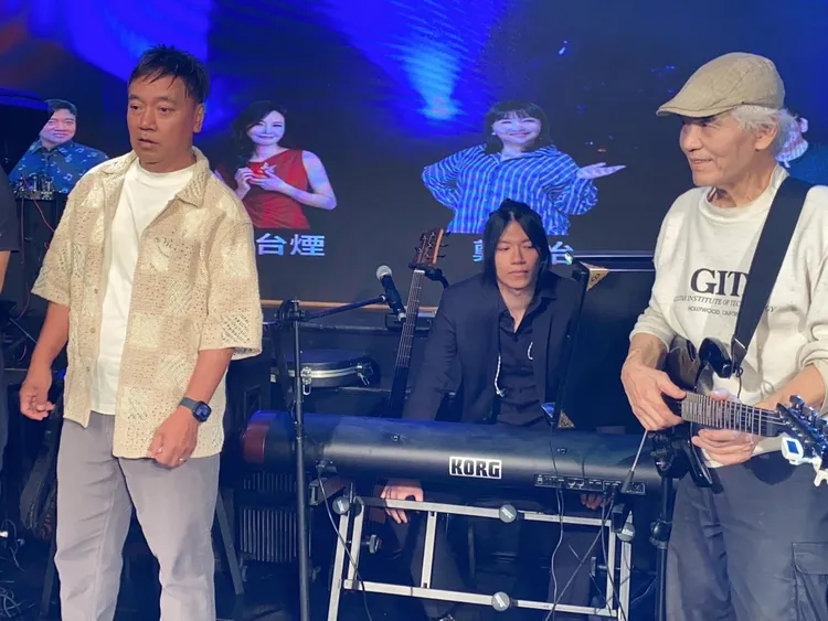 「苦瓜」許治民（右）首辦音樂會，施孝榮（左起）與兒子施少庸父子同台力挺。圖／台北演藝經紀交流協會提供