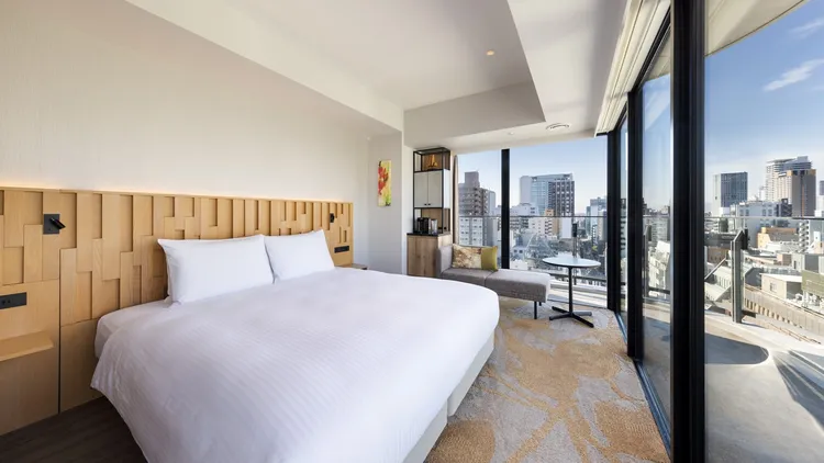 「大阪本町都城市飯店」以極簡現代風格設計，客房配備大片落地窗與陽台。樂天旅遊提供