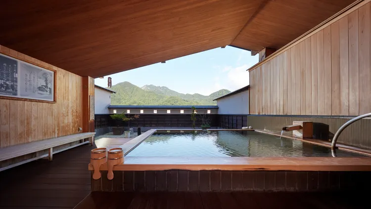 「越後湯澤溫泉稻本飯店」擁有超過百年歷史，以傳統日式款待聞名。樂天旅遊提供