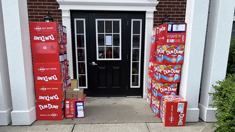 8歲男童網購了7萬枝棒棒糖。翻攝自拉法弗斯臉書