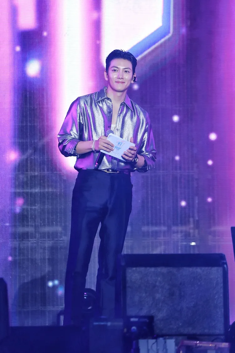 池昌旭入境隨俗學「水啦」。讀者提供