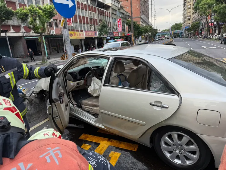 新北市三峽區國光與國城街口今天下午發生汽車暴衝事件，造成16人輕重傷，其中4人已無呼吸心跳。翻攝畫面