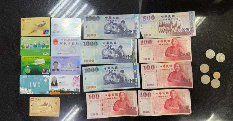 女大生遺失皮包證件財物清點無誤。警方提供