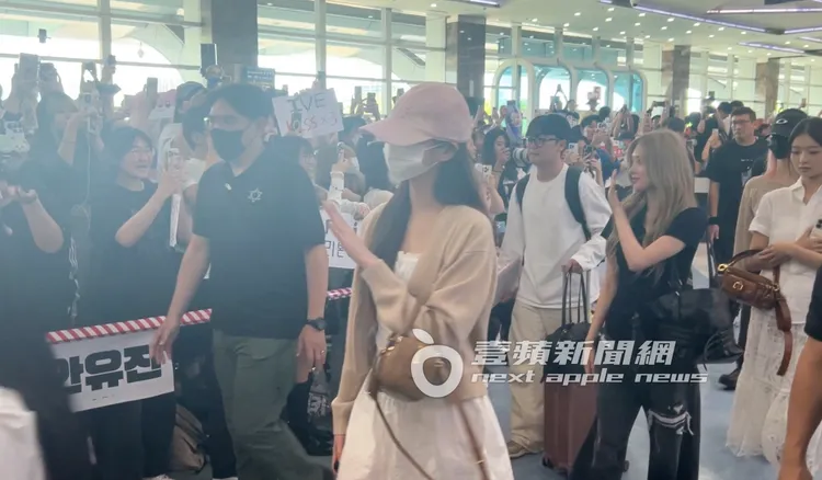 張員瑛包緊緊遮住整張臉，揮手向粉絲打招呼。陳薇安攝