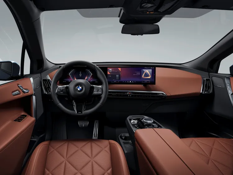 全新iX導入M Sport內裝套件，搭配12.3吋數位儀錶與14.9吋中央觸控曲面螢幕。業者提供