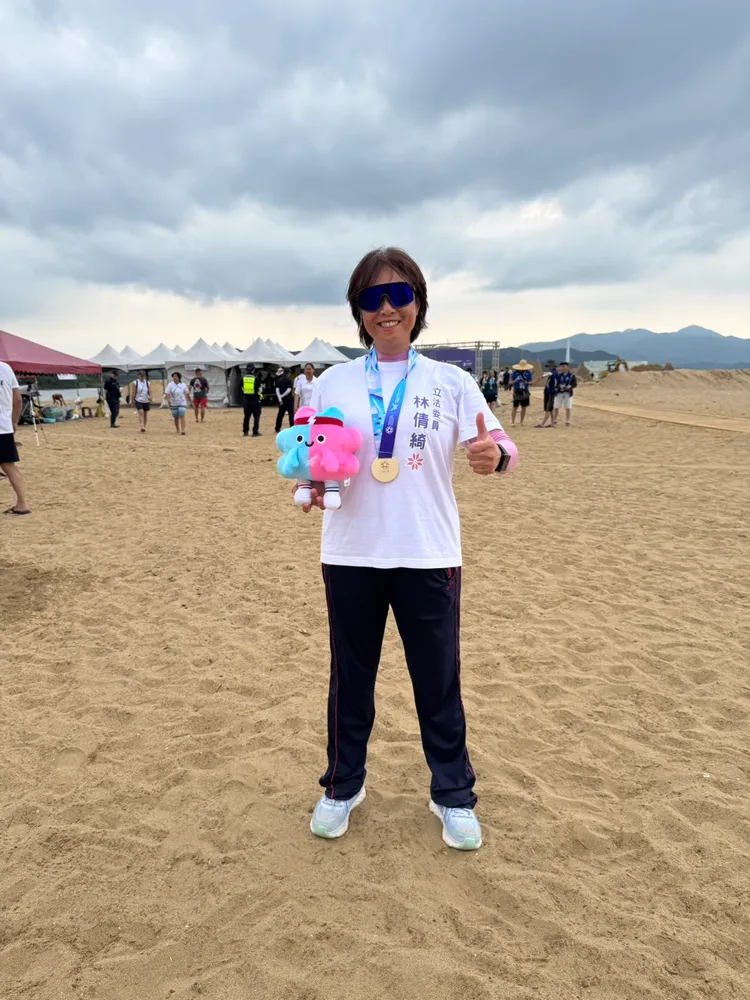 國民黨立委林倩綺在2025世狀運帆船賽項目，女子組賽事中榮獲金牌。