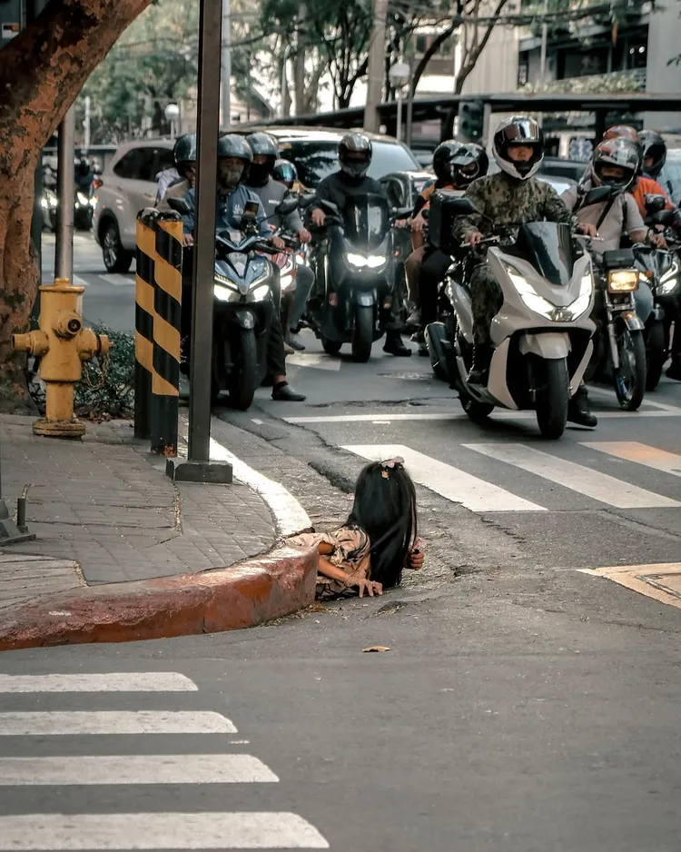 女子探頭張望。翻攝自IG @iammrthirty