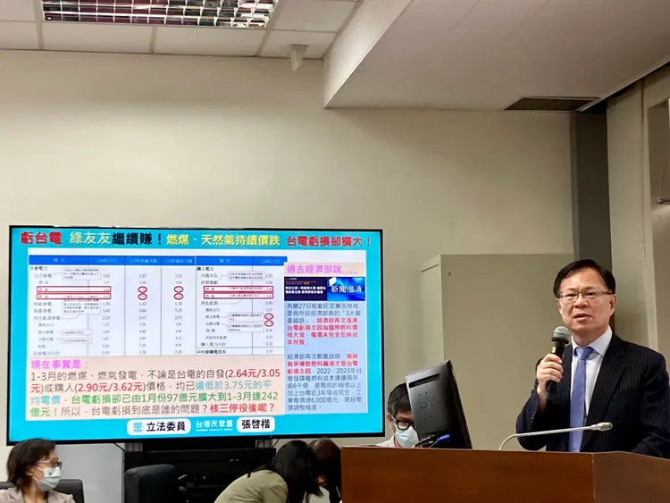 立法院經濟、財政聯席委員會今審查「因應國際情勢強化經濟社會及國土安全韌性特別條例草案」，立委張啓楷質詢核電議題。許麗珍攝