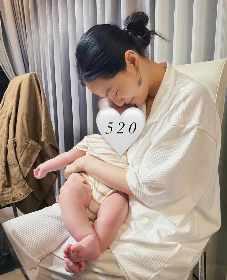 曾之喬沉浸在當媽的喜悅。翻攝自曾之喬IG