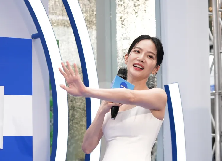 曾之喬當媽後仍有保養，秀出纖白玉手。攝影中心攝