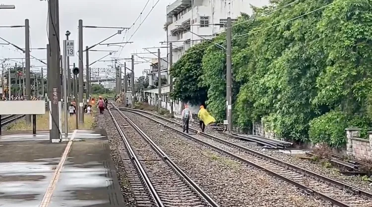 民眾無視危險逕自跨越鐵軌。翻攝記者爆料網