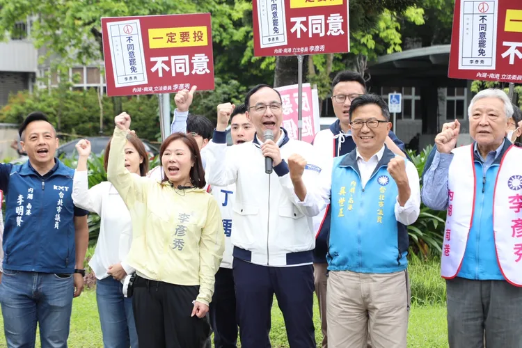 國民黨主席朱立倫於內湖南港反惡霸戰獨裁街講。國民黨提供