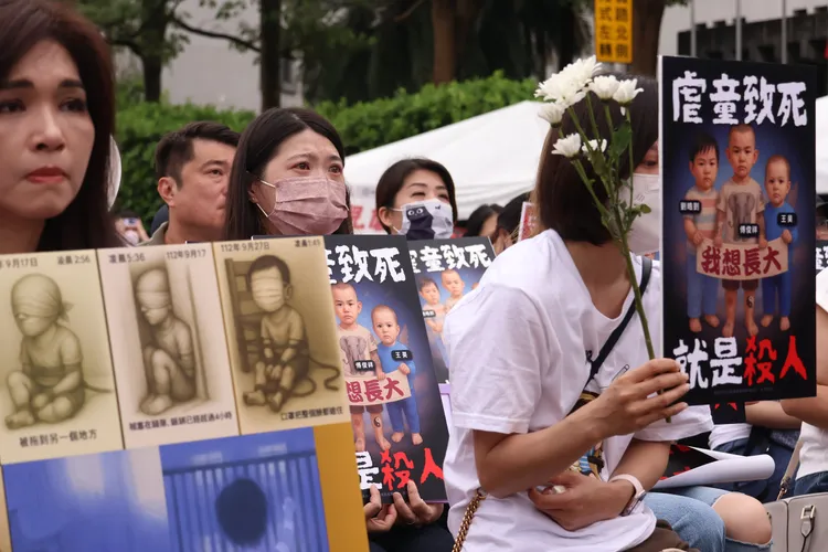 民眾舉「虐童致死就是殺人」標語。彭欣偉攝