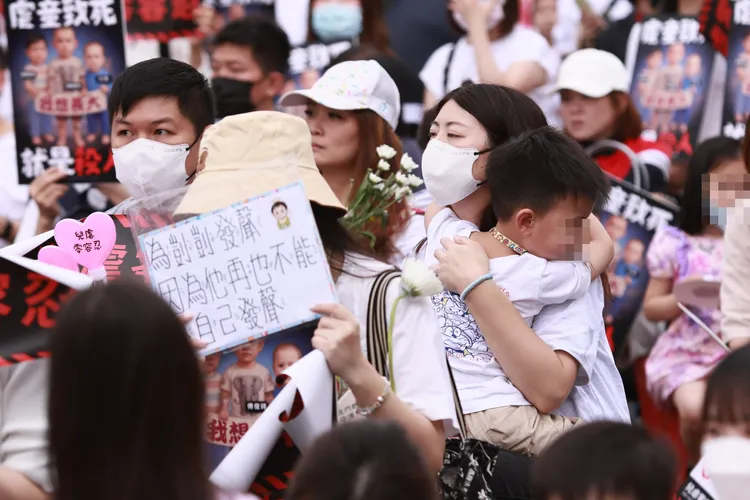 不少民眾也帶著孩子到場力挺護兒集會行動。彭欣偉攝