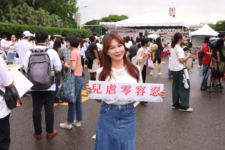 藝人佩甄到場力挺護兒集會行動。彭欣偉攝