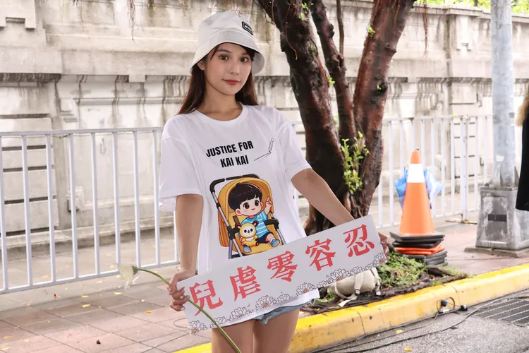 啦啦隊女神琳妲（林羿禎）手舉「兒虐零容忍」標語。彭欣偉攝