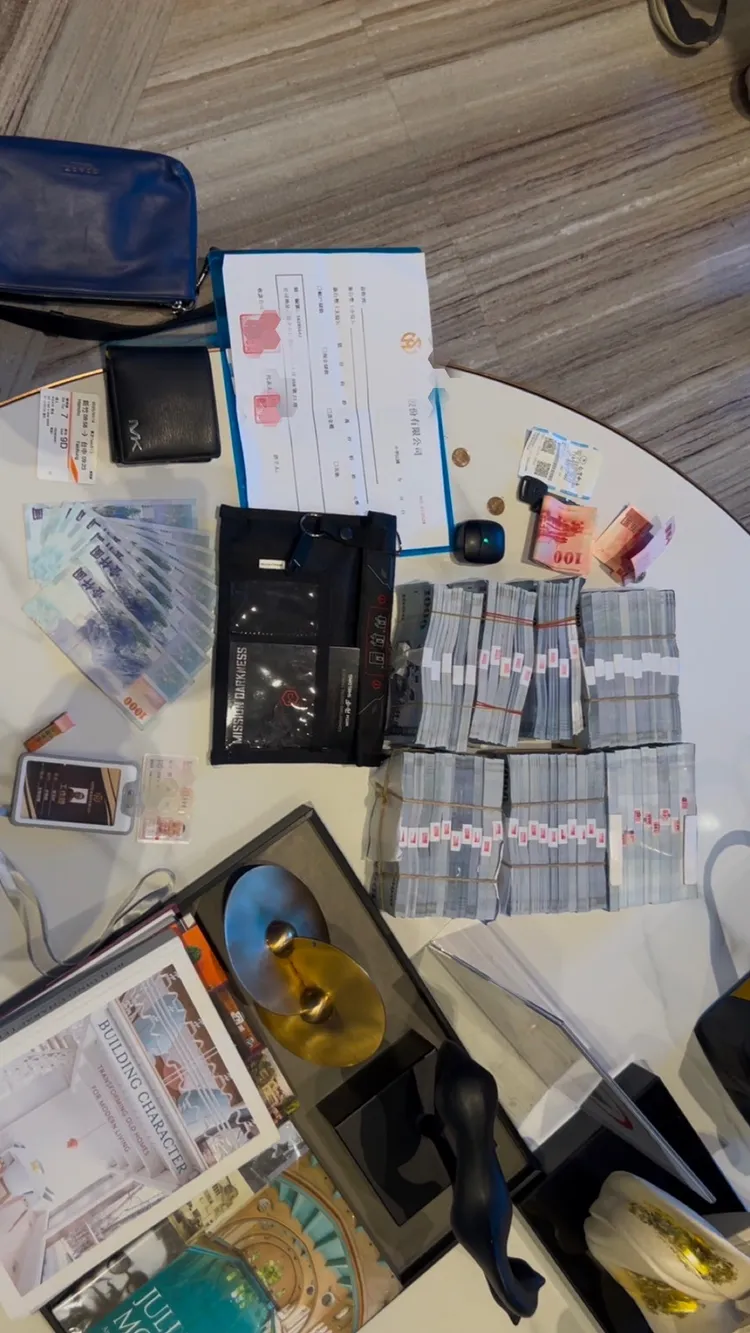 警方查獲嫌犯起出數百萬元贓款及證物。民眾提供