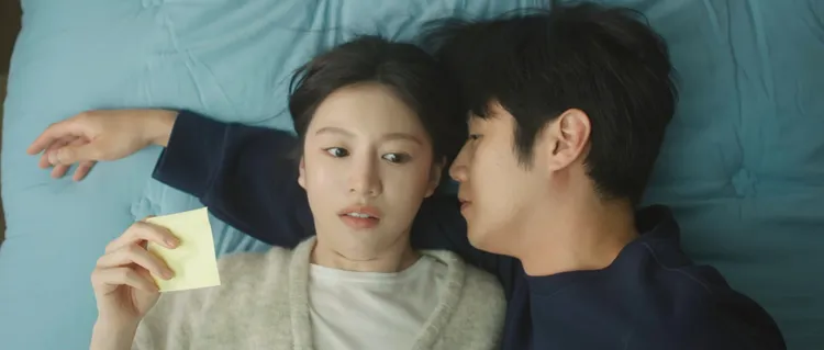 高允貞（左）劇中跟鄭準元配對，大讚他演戲時令人心動。翻攝Netflix