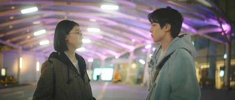 「嚴在一」姜有皙（右）告白「金思備」韓藝智。翻攝Netflix