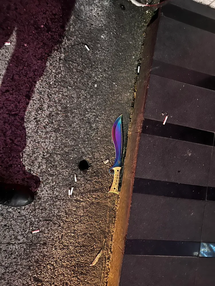 警方查扣砍傷店員之刀械。翻攝畫面