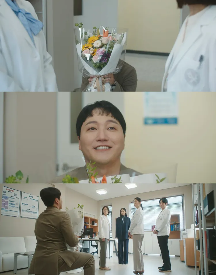 「楊碩亨」金大明拿花下跪，恭喜老婆「秋敏荷」安恩真高升教授，沒想到旁邊還有人。翻攝Netflix