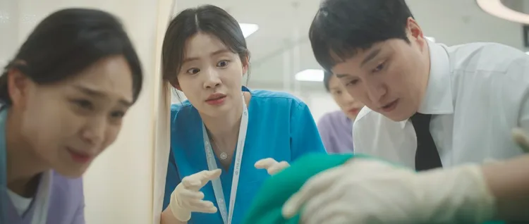 「楊碩亨」金大明（右）完結篇中送孕婦到急診室，協助住院醫生「表南景」申始雅（中）接生。翻攝Netflix