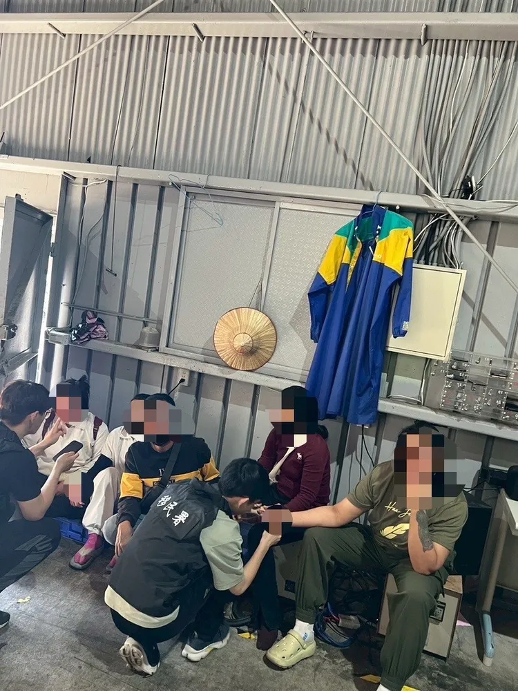 移民官鷹眼揪出藏匿於狹窄鐵皮夾縫間的7名黑工。移民署提供