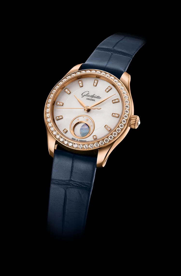 格拉蘇蒂原創小夜曲月相腕錶，32.5mm，紅色18K金錶殼，白色珍珠母貝錶盤，白色珍珠母貝和大溪地珍珠母貝月相，藍色路易斯安那鱷魚皮錶帶，Calibre 35-14自動上鍊機芯，動力儲存60小時，防水深度30米，74萬8000元。品牌提供