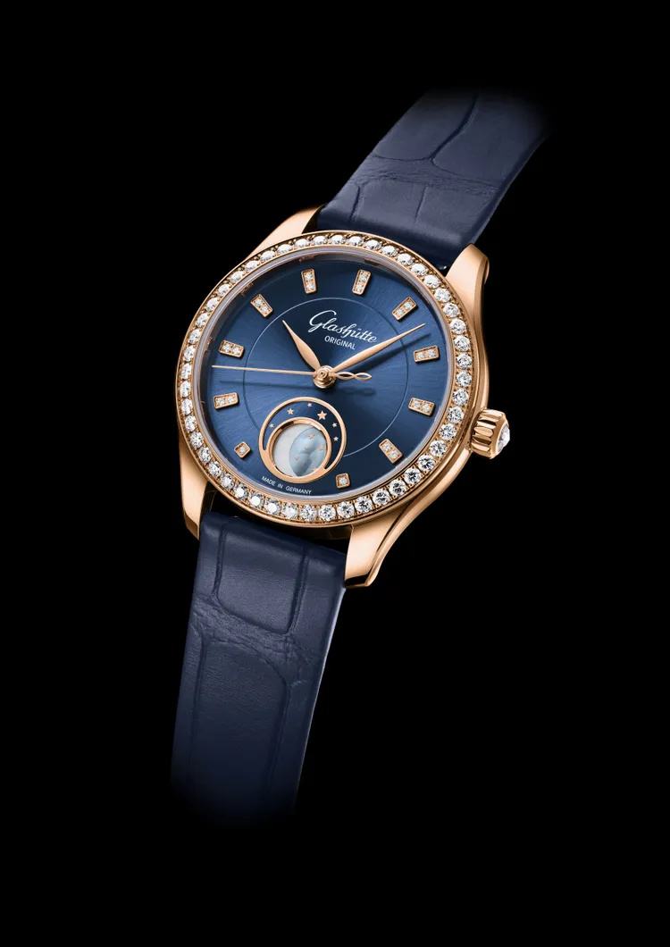 格拉蘇蒂原創小夜曲月相腕錶，32.5mm，紅色18K金錶殼，深藍色太陽紋飾面錶盤（白色珍珠母貝月相），藍色路易斯安那鱷魚皮錶帶，Calibre 35-14自動上鍊機芯，動力儲存60小時，防水深度30米，73萬4000元。品牌提供