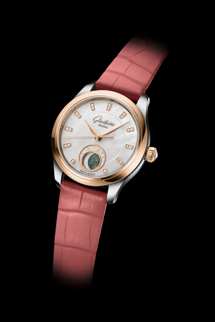 格拉蘇蒂原創小夜曲月相腕錶 ，32.5ｍｍ，不鏽鋼錶殼配紅色18K金錶圈，白色珍珠母貝錶盤（白色珍珠母貝和大溪地珍珠母貝月相），粉色路易斯安那鱷魚皮錶帶，Calibre 35-14自動上鍊機芯，動力儲存60小時，防水深度30米，44萬3000元。品牌提供