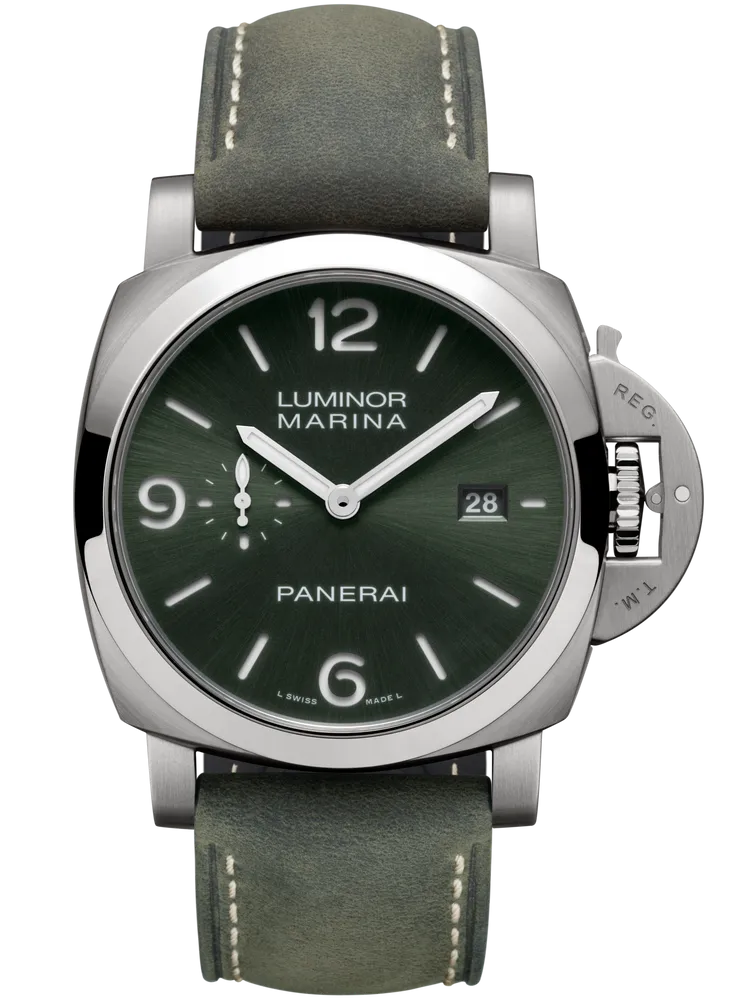 沛納海Luminor Marina Titanio （PAM03325），44mm，磨砂五級鈦金屬材質錶殼，綠色太陽放射紋三明治錶盤，墨綠色麂皮錶帶，P.980自動上鍊機械機芯，動力儲存3日，防水深度500米。品牌提供