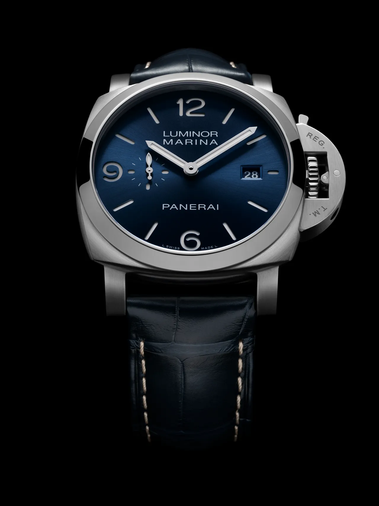 沛纳海Luminor Marina(PAM03313),44mm,磨砂AISI 316LVM级1.4441精钢材质表壳,蓝色太阳放射纹三明治表盘,蓝色鳄鱼皮表带,P.980自动上链机械机芯,动力储存3日,防水深度500米。品牌提供