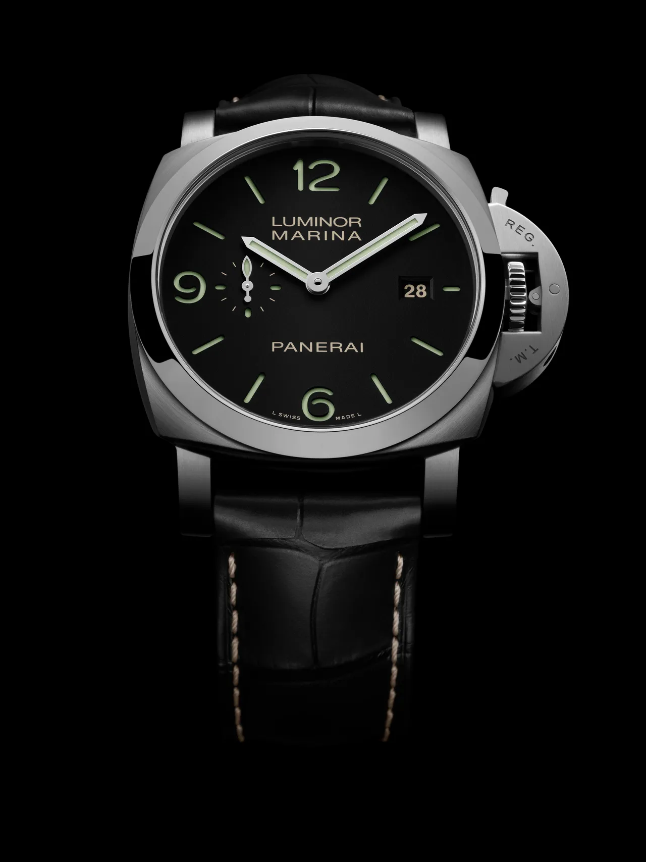 沛纳海Luminor Marina(PAM03312),44mm,磨砂AISI 316LVM级1.4441精钢1表壳,黑色雾面三明治表盘,黑色鳄鱼皮表带,P.980自动上链机械机芯,动力储存3日,防水深度500米。品牌提供