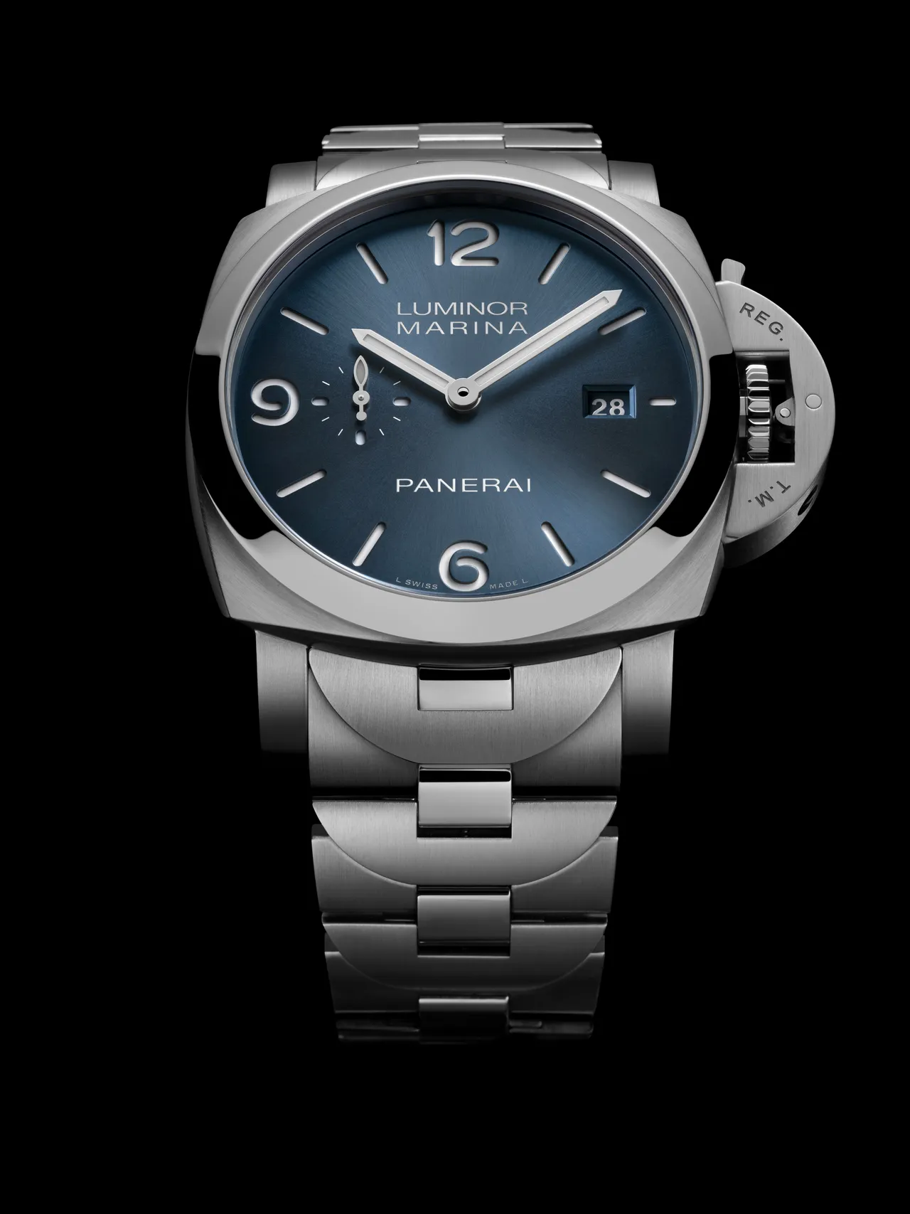沛纳海Luminor Marina(PAM03323),44mm,磨砂AISI 316LVM级1.4441精钢材质表壳,浅蓝色太阳放射纹三明治表盘,抛光与磨砂AISI 316LVM级1.4441精钢表炼,P.980自动上链机械机芯,动力储存3日,防水深度500米。品牌提供