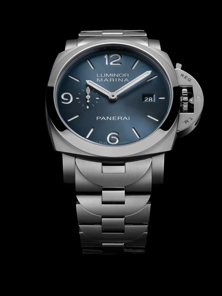 沛納海Luminor Marina（PAM03323），44ｍｍ，磨砂AISI 316LVM級1.4441精鋼材質錶殼，淺藍色太陽放射紋三明治錶盤，拋光與磨砂AISI 316LVM級1.4441精鋼錶鍊，P.980自動上鍊機械機芯，動力儲存3日，防水深度500米。品牌提供