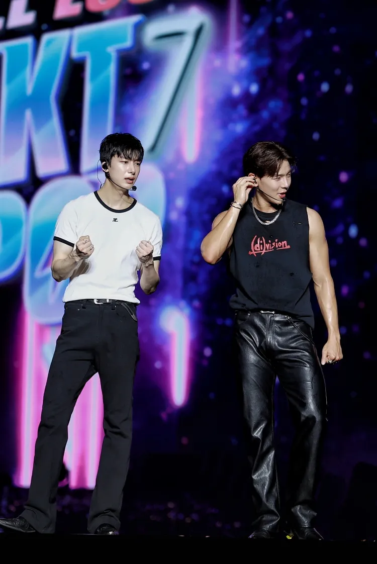 SHOWNU（右）唱到一半麥克風沒聲音，亨願笑說「麥克風死了」。讀者提供