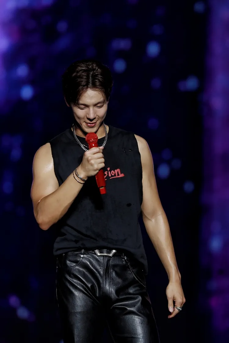 SHOWNU大露麒麟臂，跳得肌肉都是汗。讀者提供